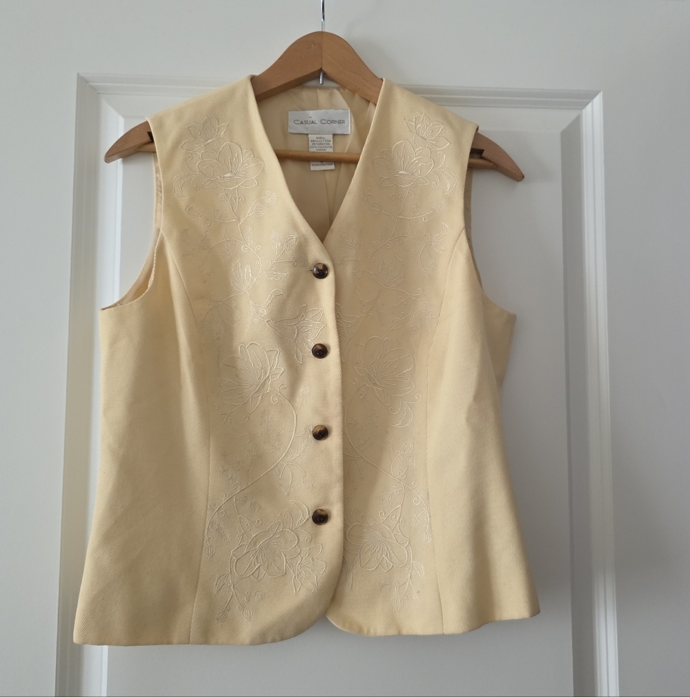 Vintage 90s Casual Corners Embroidered Vest Womens 6 Yellow Cotrage Core Preppy - Picture 1 of 9